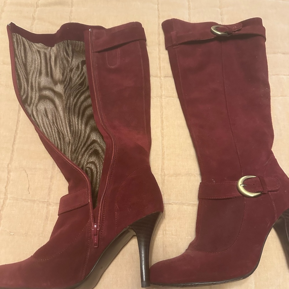 Like new. Burgundy suede with leopard fur!